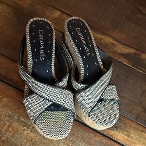 Coconuts by Matisse Women's Black and Tan Wedge Sandals size 8